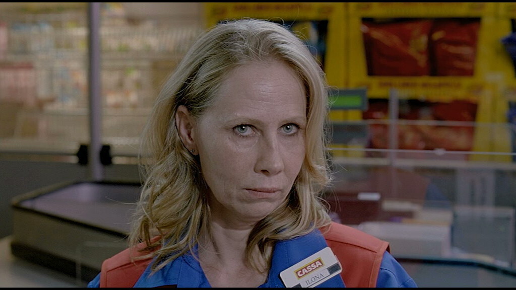 Ilona älter (Kati Outinen) (Ilona_älter_Supermarkt_Lichter.jpeg)